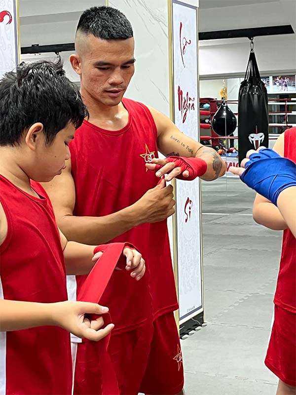 HLV viên boxing hướng dẫn tận tình cho học viên