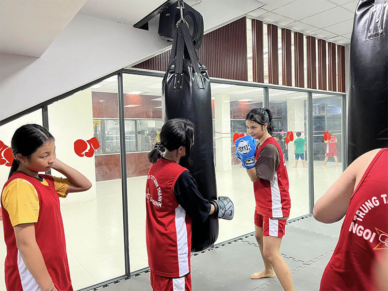 Hình ảnh bé gái đang tập boxing tại Ngôi Sao Gia Định