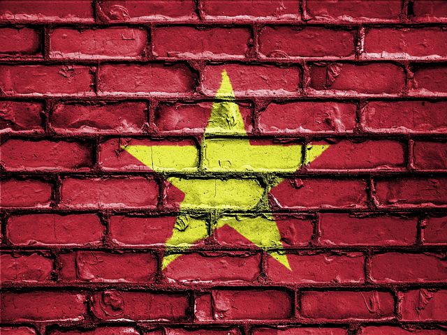 Hình quốc kỳ Việt Nam trên nền bức tường